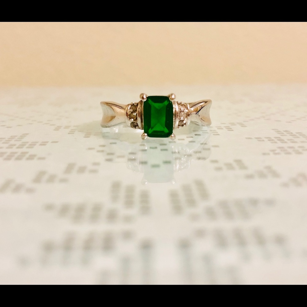 Beautiful Sterling Simulated Emerald Ring 💍
